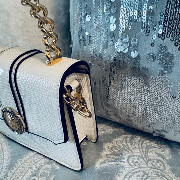 Elegant White Handbag with Gold Chain Handle - Picture 4 of 10